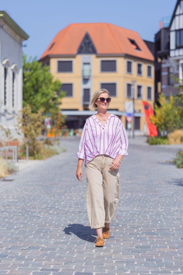 Vlotte roze bloes met strepen. Pink