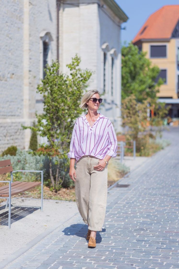 Vlotte roze bloes met strepen. Pink
