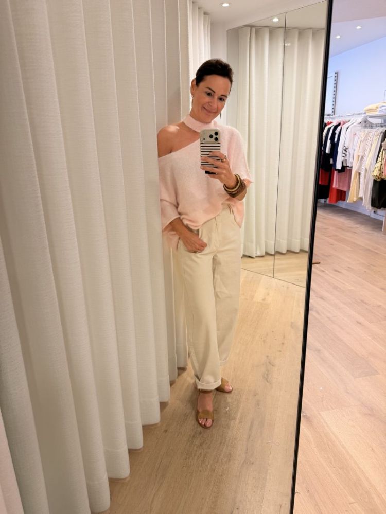 Open shoulder pull blush