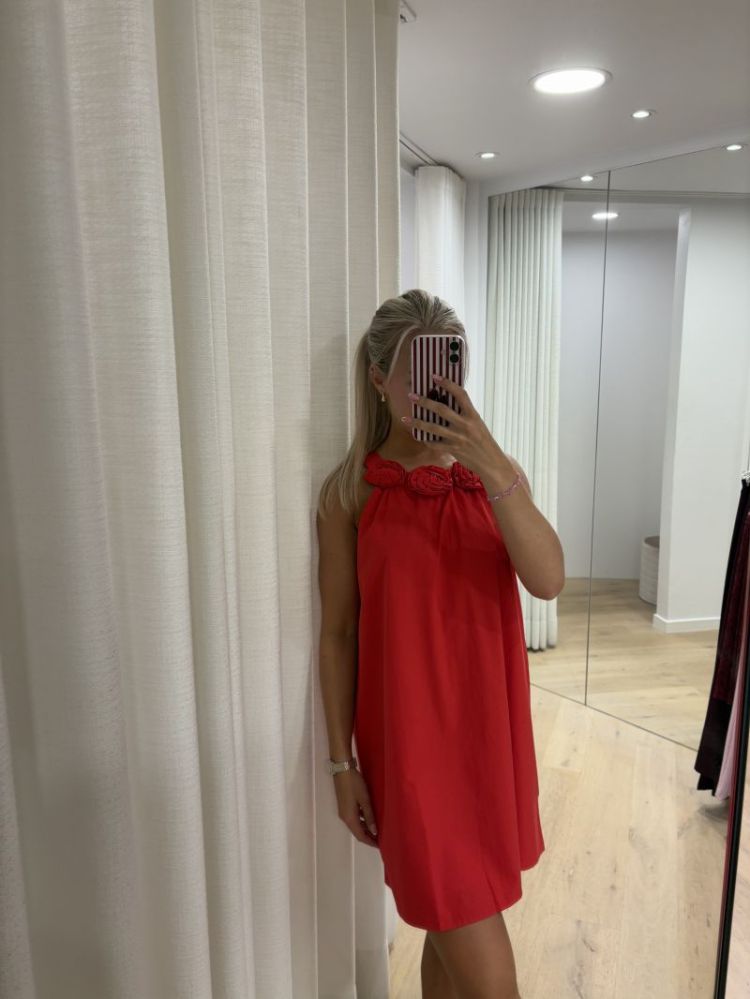 Rood kort kleedje met bloemen  rood