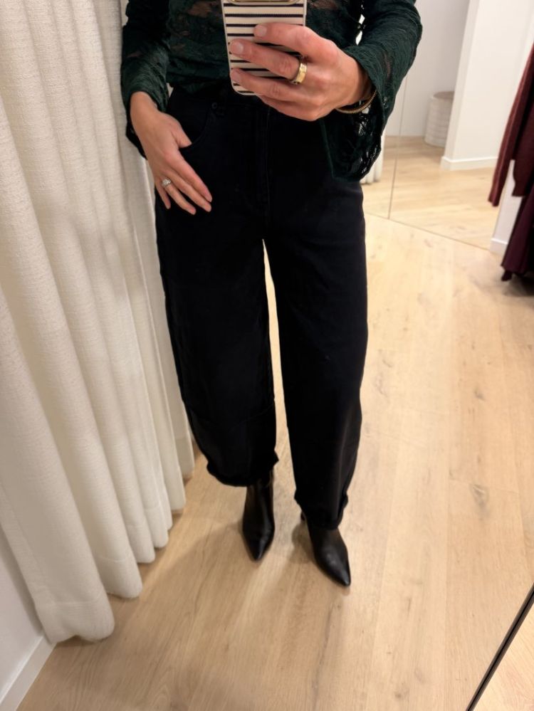 Balloon barrel pants. zwart